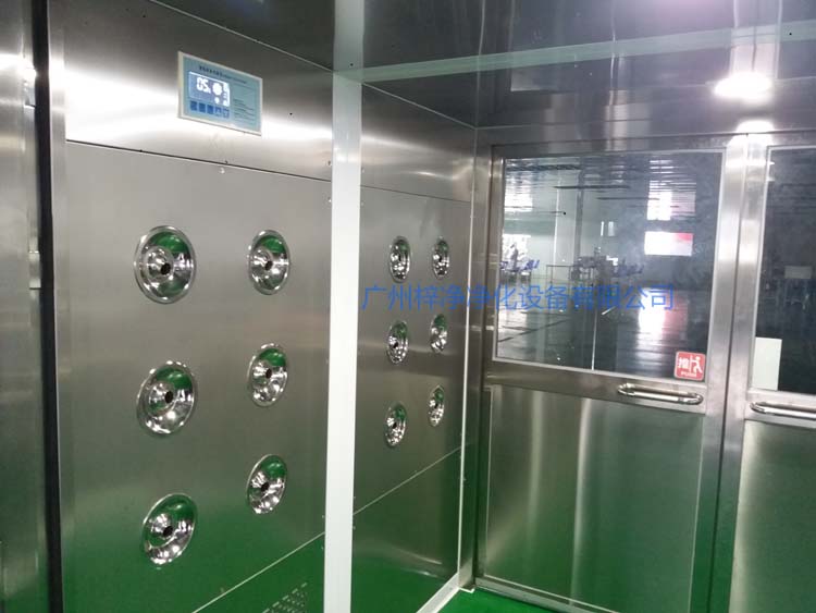 雙開門貨淋室工作區(qū)配智能控制器,方便人員使用操作。